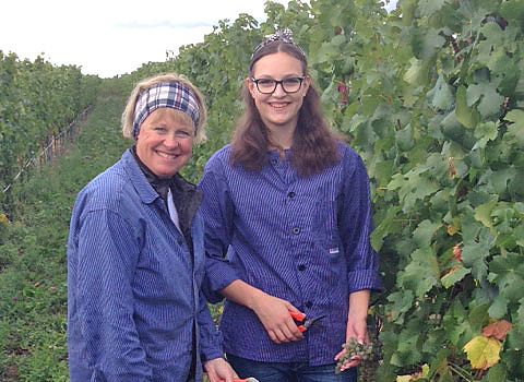 Sabine Mosbacher-Düringer (li) mit Weinprinzessin Katharina Weisbrodt (re)